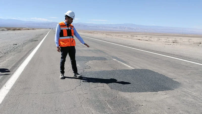 tapan_baches_camino_al_pueblo_de tarapaca_ previo_a_san_lorenzo