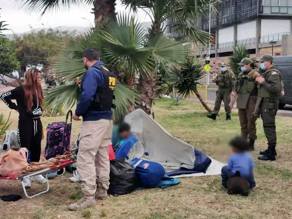 Policías_fiscalizan_extranjeros_borde_costero_iquique