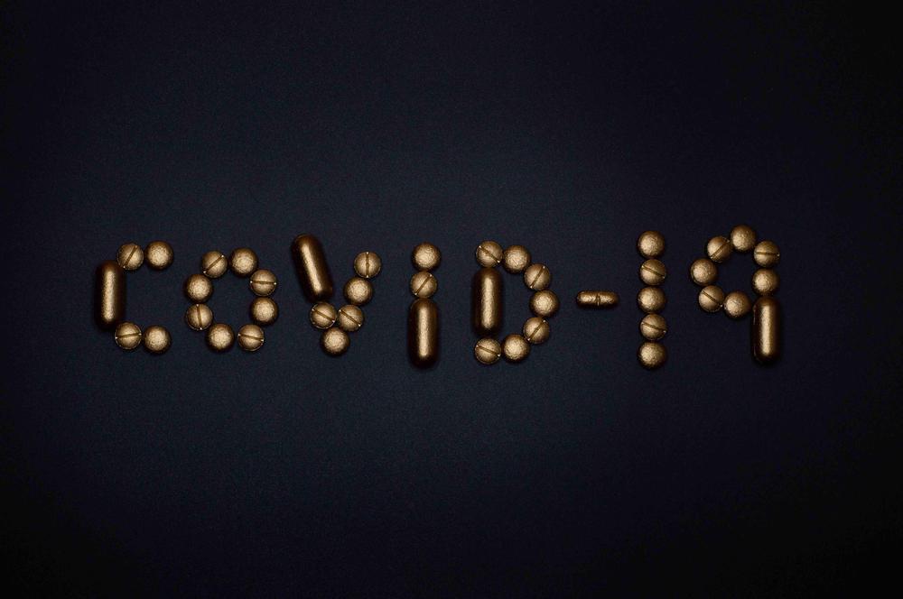 pills-on-blue-background-3936369 copia