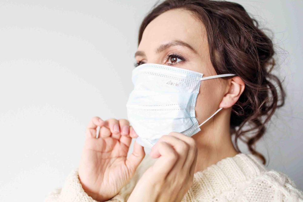 woman-in-white-face-mask-3873193 copia