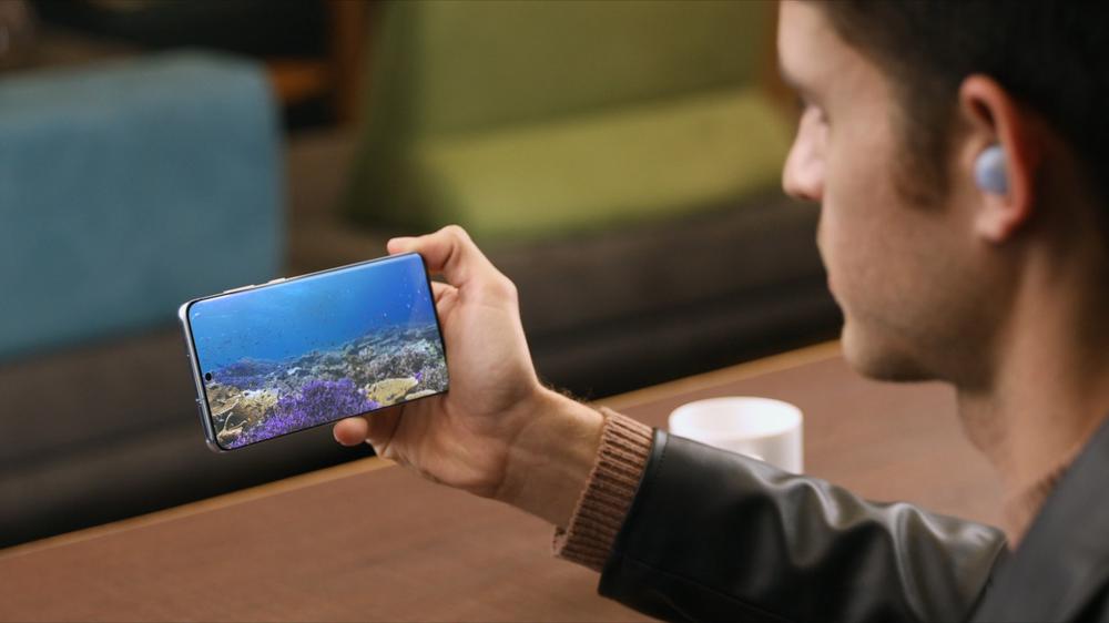 15_galaxys20plus_budsplus_lifestyle_image 2 copia