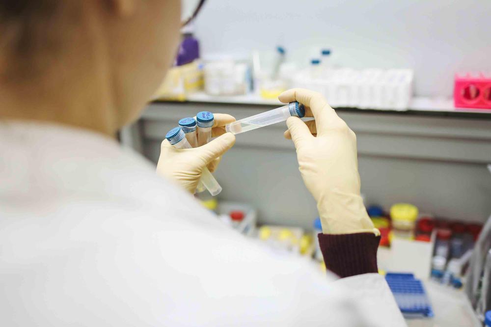 person-holding-test-tubes-3735747 copia