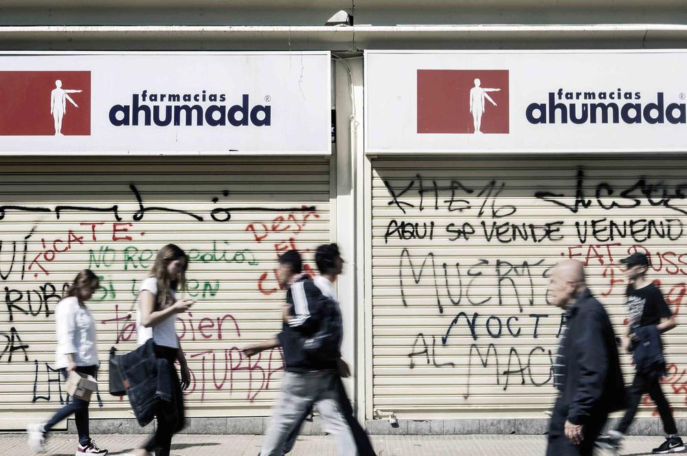photo-of-people-walking-in-front-of-pharmacy-2414476 copia